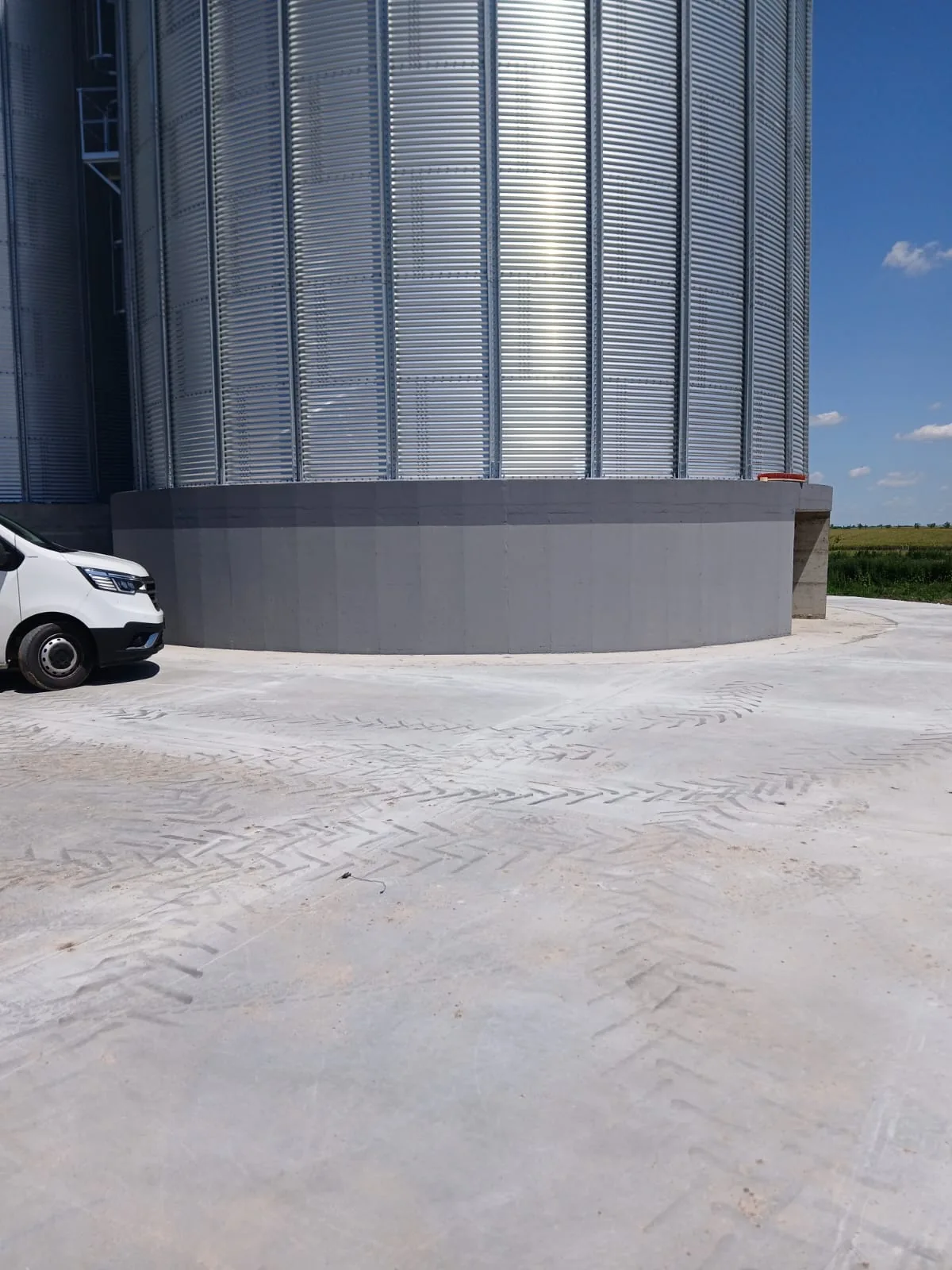 Auf erhöhten Fundamenten montierte Silos mit sichtbarem seitlichem Zugang zum Wartungstunnel.