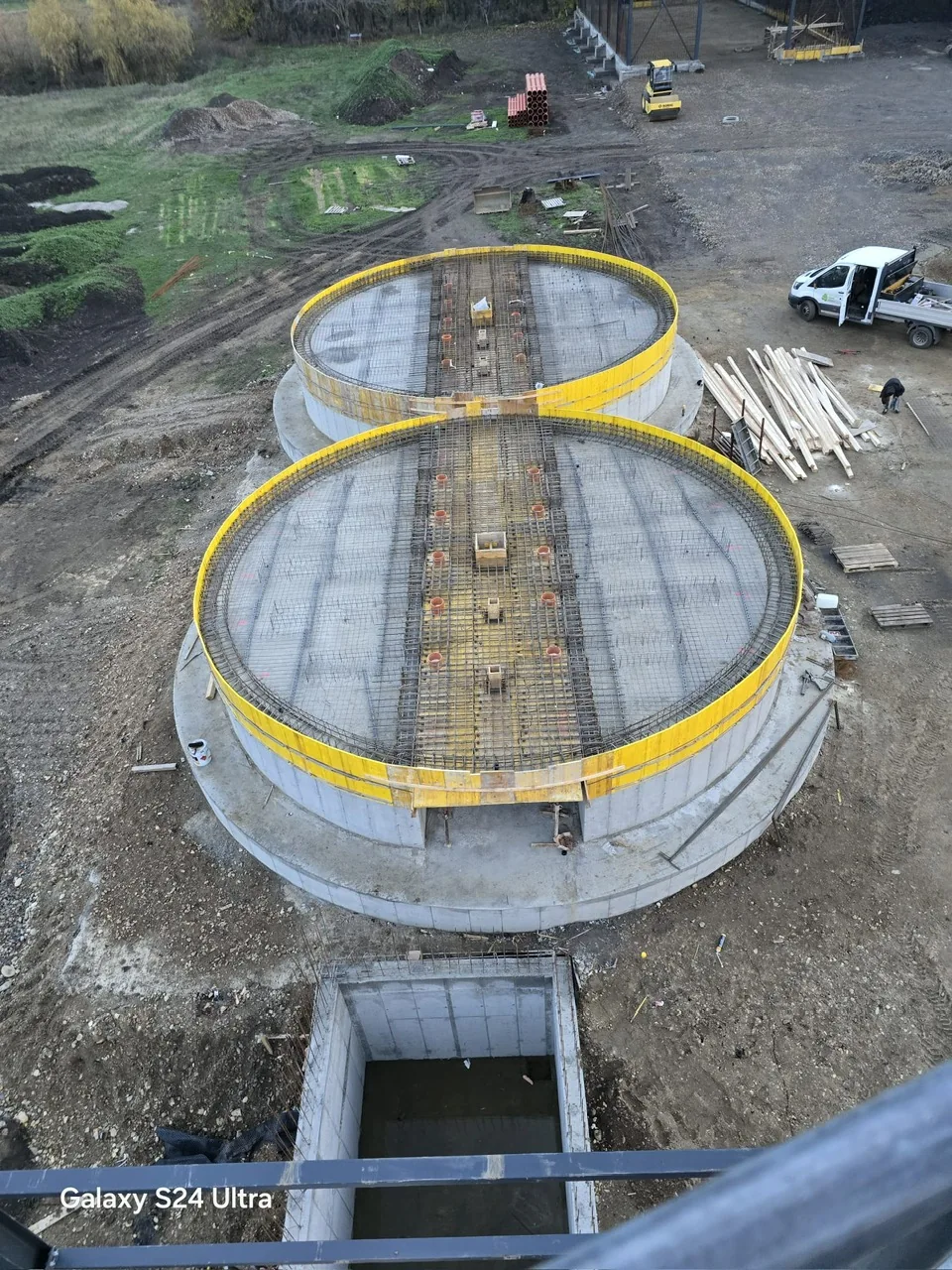 Zwei Silofundamente im Bau mit sichtbarem Zugang zum Wartungstunnel oberhalb der natürlichen Geländeoberkante.