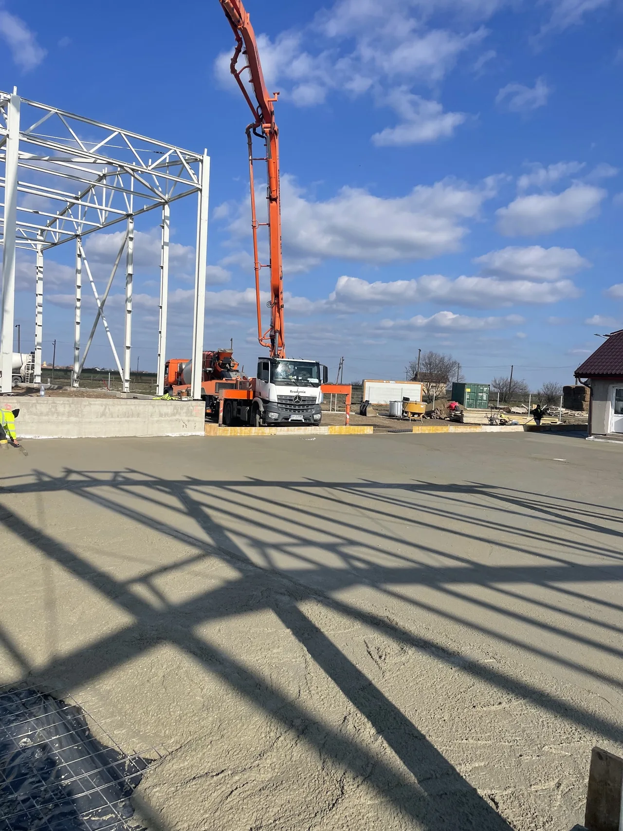 Pouring a concrete yard with a concrete pump