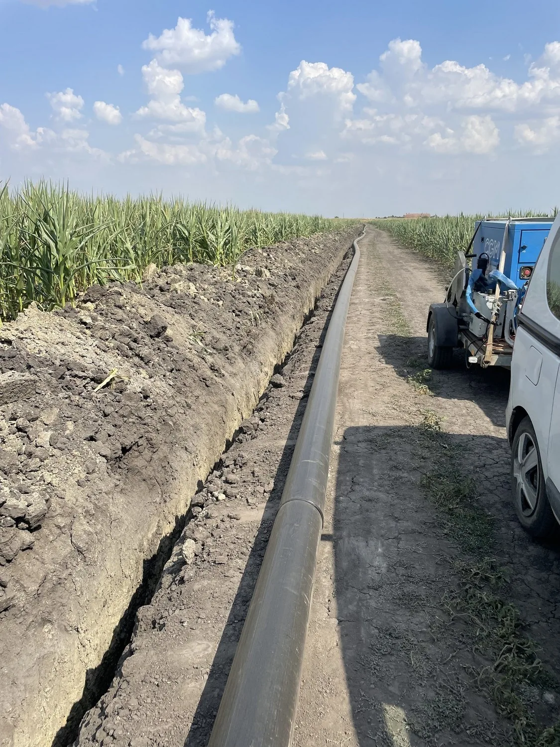 HDPE-Leitung und Graben entlang eines Maisfeldes in Cenei–Checea