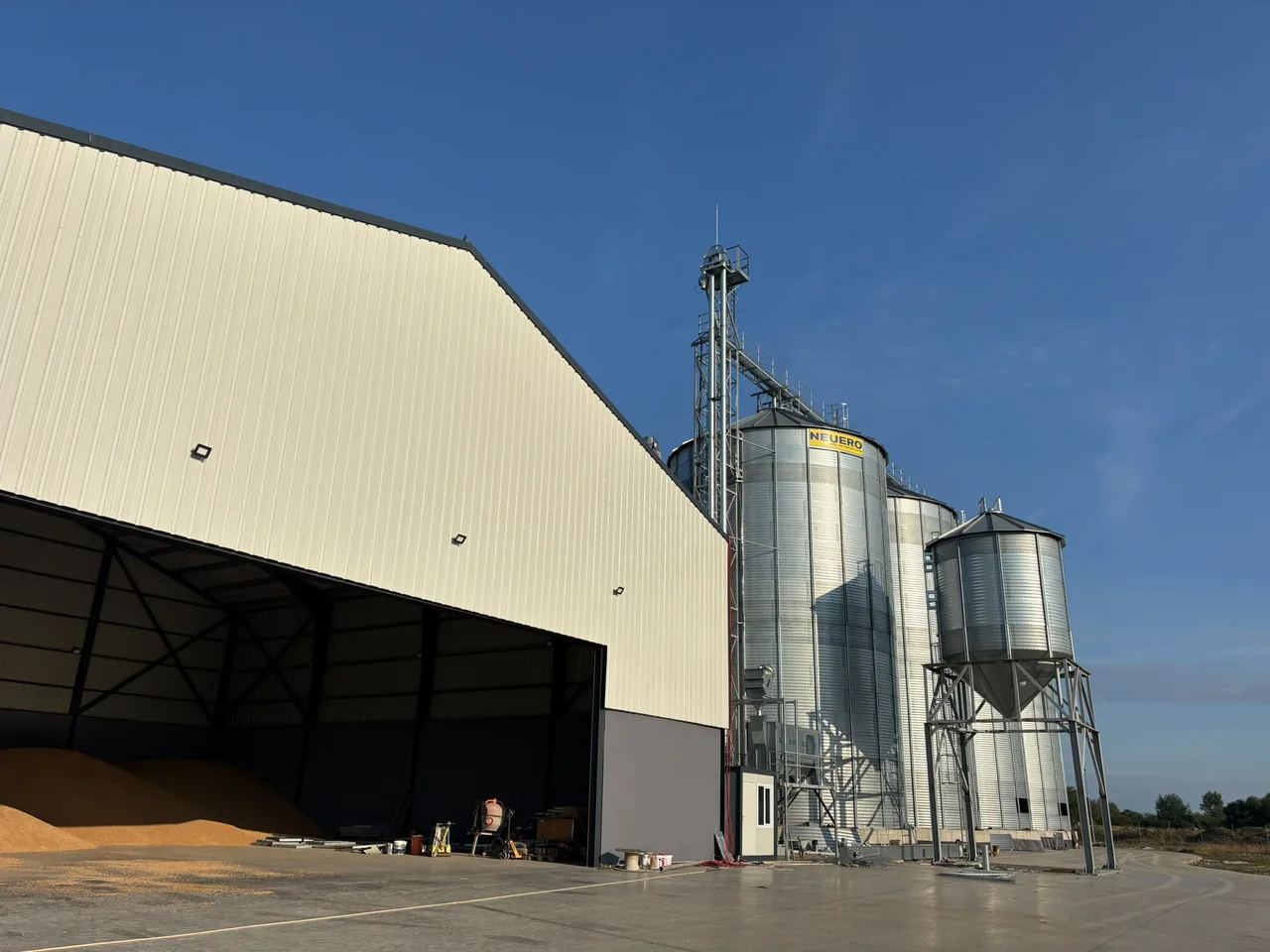 Grain facility with NEUERO silos, for which Beavers built the infrastructure