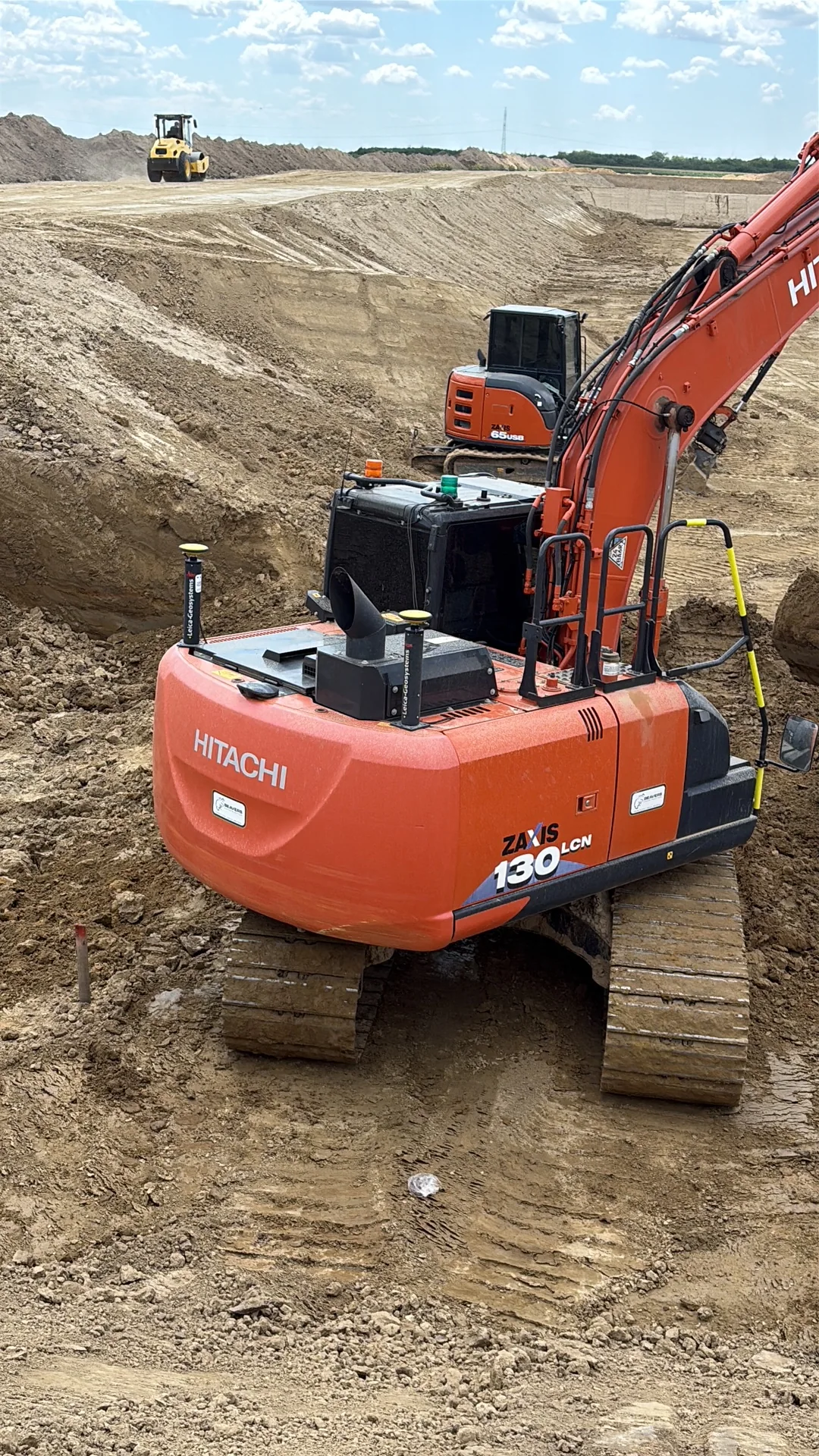 Excavator Beavers dotat cu receptoare Leica Geosystems, în timpul lucrărilor de terasamente